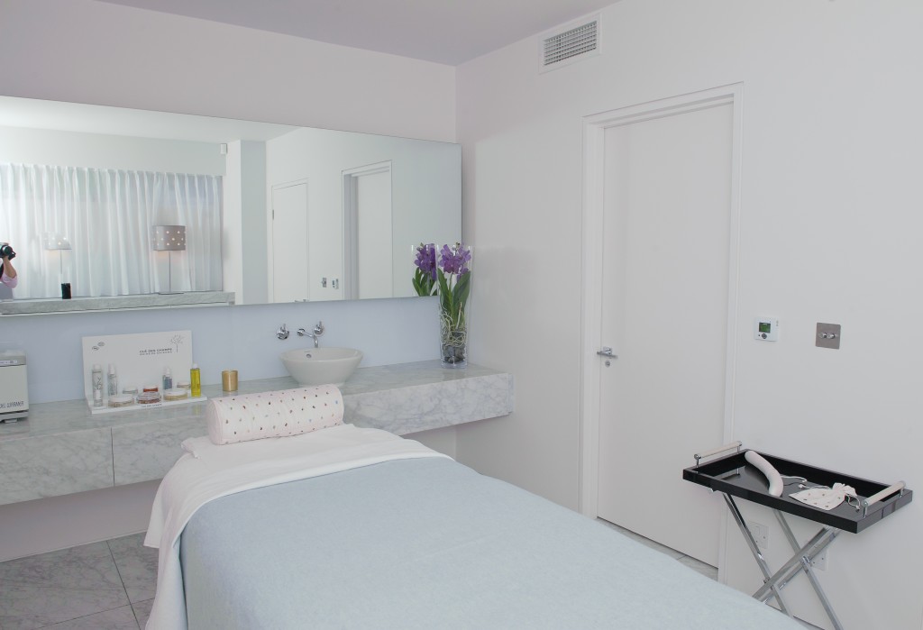 Gentlemans Butler: Gentlemens Luxury Grooming: Whiteroom
