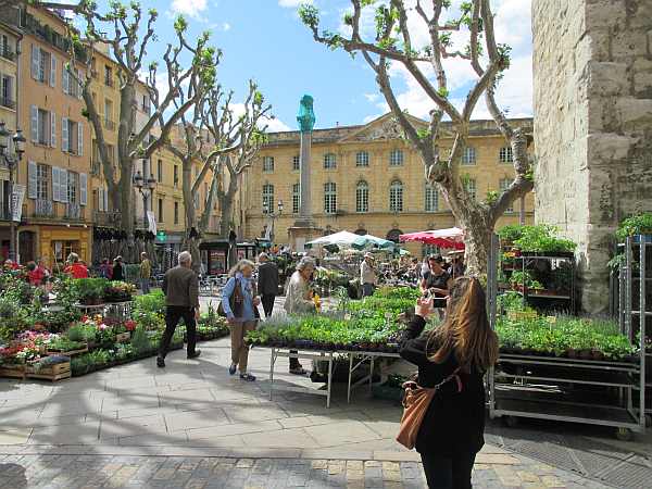 La Villa Baulieu a palace in Provence to love - Flower market in Aix en Provence