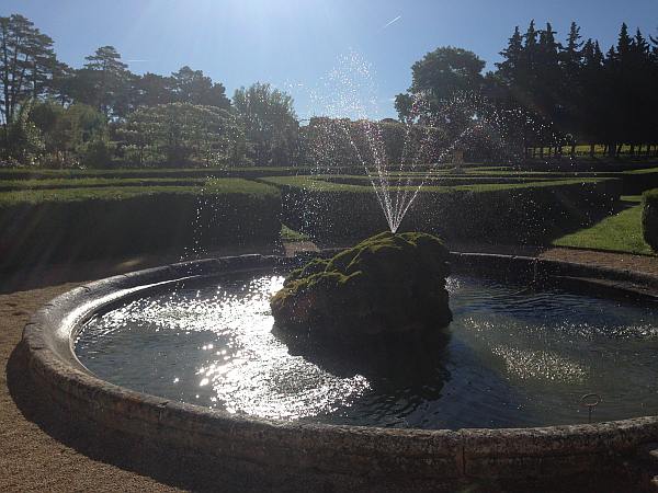 La Villa Baulieu, a palace in Provence to love - Fountain and the gardens in the sun