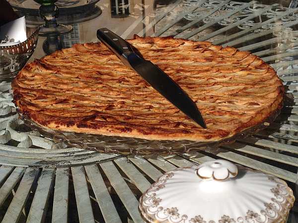 La Villa Baulieu, a palace in Provence to love - Fresh Apple tart for tea mmmm