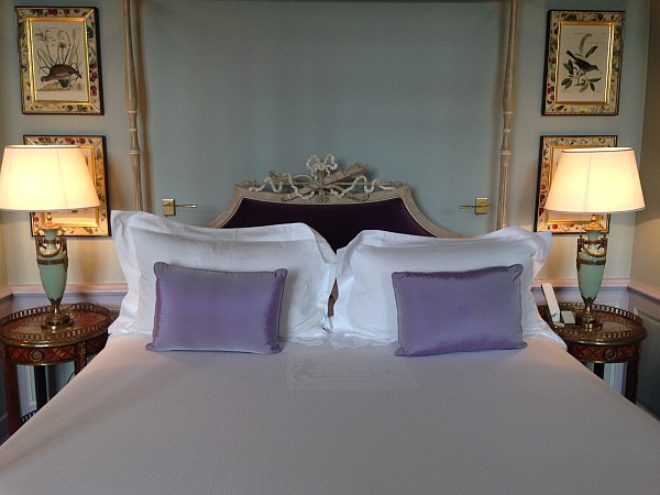 La Villa Baulieu, a palace in Rrovence to love - perfect pillows and crisp white linens