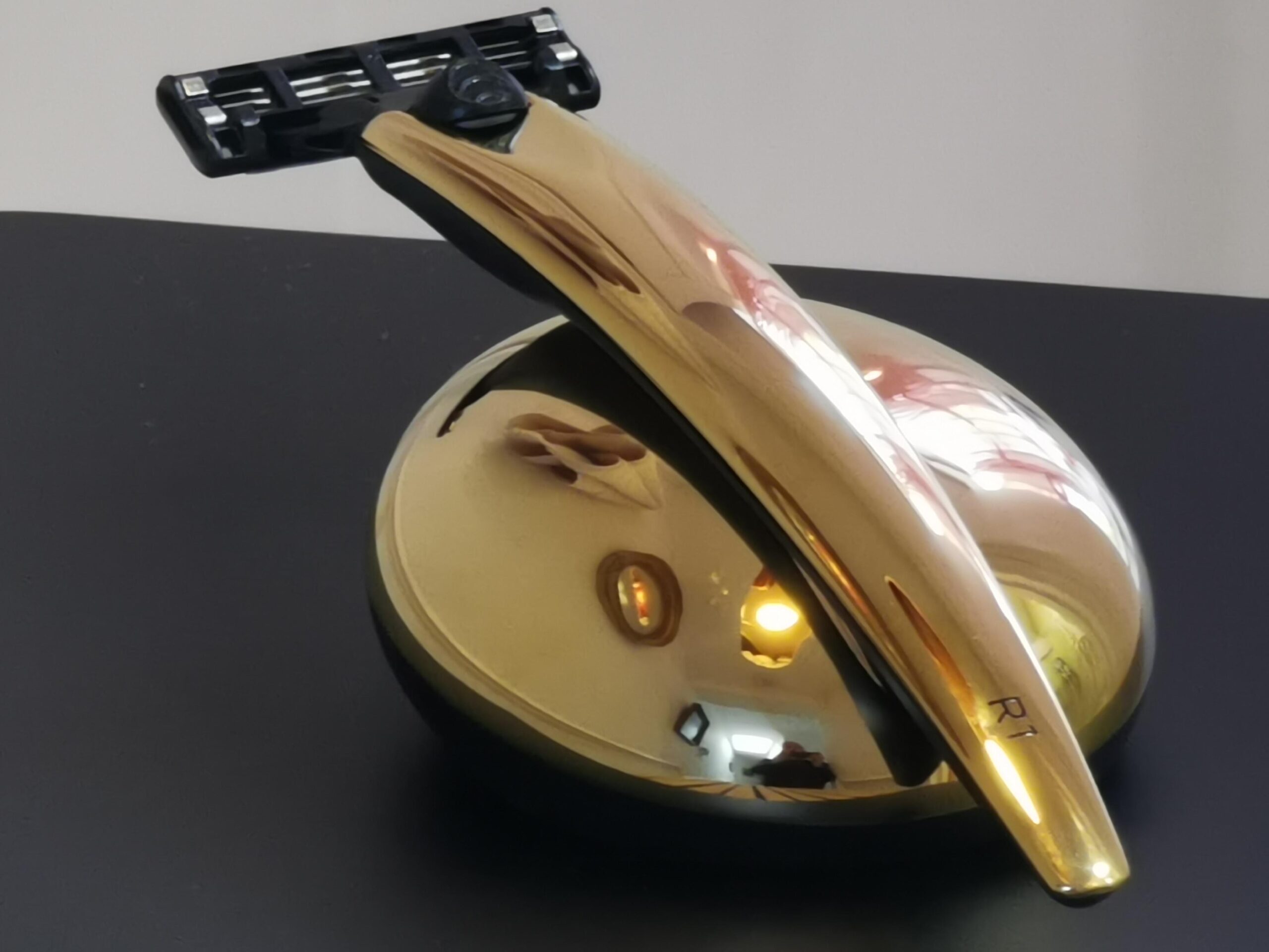 R1 Razor Gold 24ct and Stand Shaving Set - Gillette Mach3 Razor